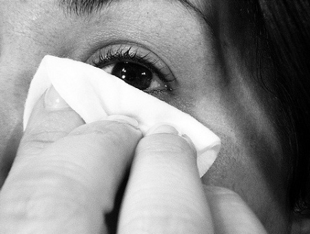 Femme avec les cernes